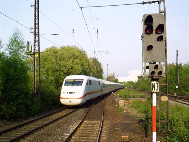 Ein Halbzug des ICE 2 durchfhrt mit 160 Km/h den Bahnhof Wattenscheid.
Mai 03. 