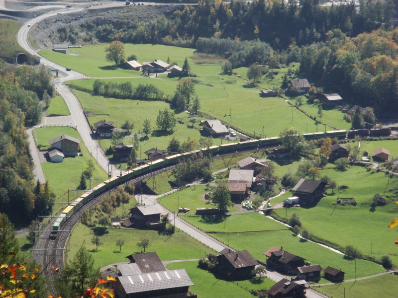 Ein Hangartnerzug mit zwei Re 4/4 in der Schleife von Blausee-Mitholz am 3.10.2007