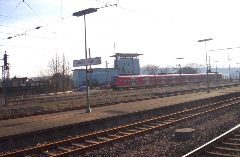 Ein Hannoverner 425, n�mlich 425 153, verl�sst mit der RB 83 Altenbeken in Richtung Hamlen am 21.3.2005.