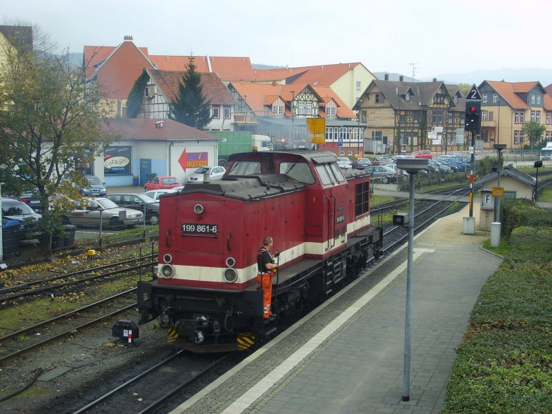 Ein Harzkamel rangiert im Bahnhofsbereich von Wernigerode