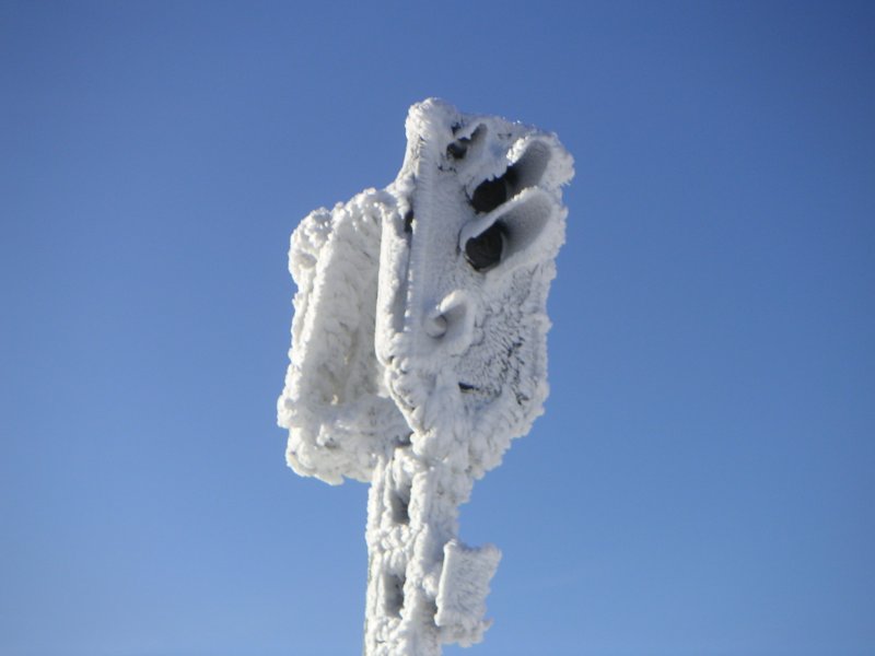 Ein Harzquerbahnsignal im Winter 2005 auf dem Brocken.
