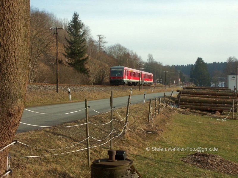 Ein Hauch von Frühling lag in der Luft als im Februar 2009 dieses Bild an der Strecke Hof - Bad Steben entstand. Der 628.4 dieses Nachschusses fährt gerade bei Rothenbürg in die zweitstärkste Steigung dieser Strecke auf dem Weg zurück nach Hof...