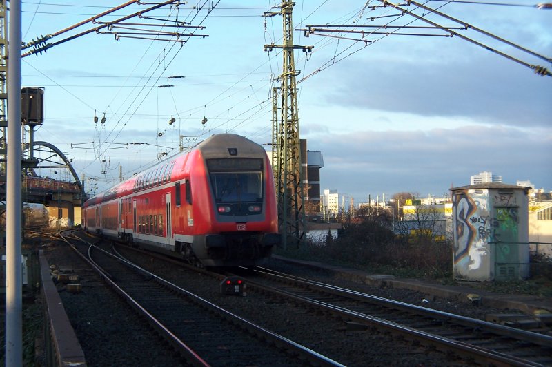 Ein herrlich sonniger Samstag, der 03. Feb 07 hier in Frankfurt/M. Ein RE, gezogen von einer 146 rauscht mit ihren Dostos in Richtung Hbf. Gerade hat sie die Mainbrcke von Ff-Niederrad verlassen