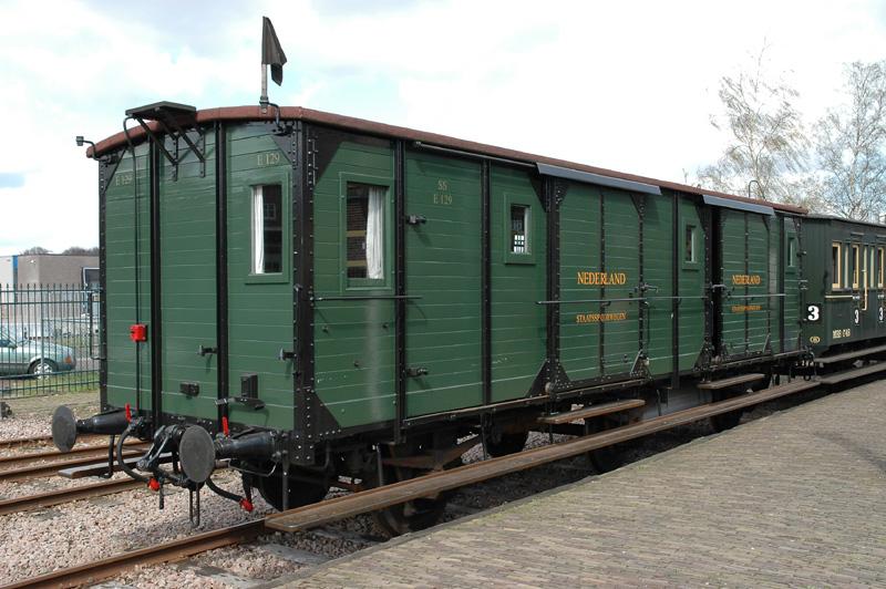 Ein hervorragend restaurierte Gepckwagen der ehemaligen Niederlndischen Staatseisenbahnen im Bahnhof Haaksbergen. 09.04.2005