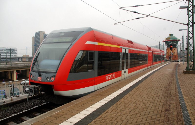 Ein Highlight des Tages: Ein Stadler GTW. Hier steht er in Halle(S) Hbf; bevor die Fahrt weiter ging, musste er noch einen IC durchlassen.