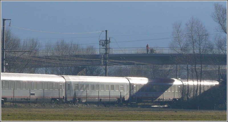 Ein Highlight fr den Knirps im Kinderwagen ist der EC 160, der soeben unter der Brcke vor Sargans durchrauscht. Vermutlich von der Mutter ungewollt, wird hier das Auge eines zuknftigen Bahnbilder.de Fotografen geschult. (29.01.2008)