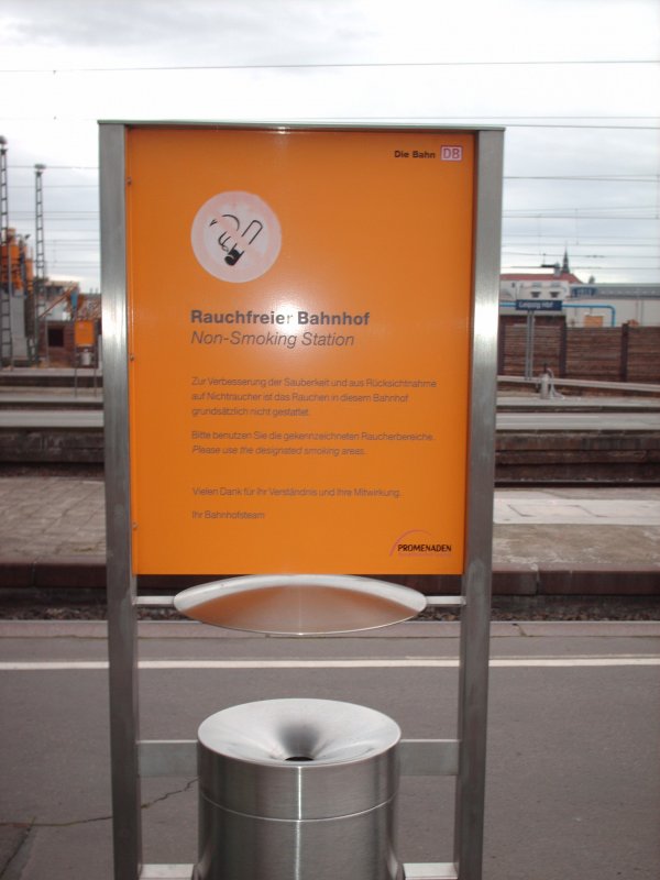 Ein Hinweisschild im Leipziger Hauptbahnhof. Dieser ist ein rauchfreier Bahnhof.