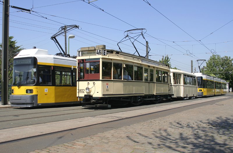 Ein historischer Straenbahnzug wartet neben einem modernen Niederflurzug der BVG an der Endhaltestelle Bjrnsonstrae auf die Rckfahrt zum Betriebshof Niederschnhausen.
(19.05.2007)