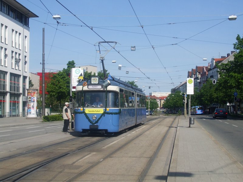 Ein historischer Wagen der zufllig fuhr am 9.05.09 als ich in Mnchen war.