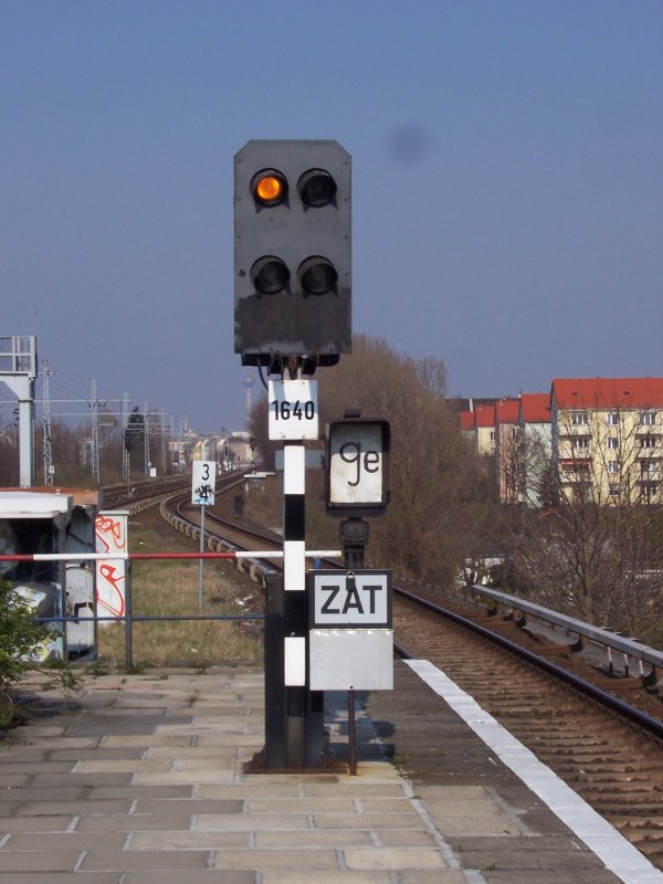 EIN HL-SIGNAL MIT KLEINEM SCHIRM :: Kleine Schirme wurden bei den Hl-Signalen der DR nicht nur fr Vorsignale verwendet, sondern auch hufig fr automatische Mehrabschnittsblcke. Whrend die DR wei-amber-wei-amber-weie Mastschilder verwendete, wich die S-Bahn Berlin von dieser Regel geringfgig ab. Dort werden noch bis heute wei-schwarz-wei-schwarz-weie Mastschilder verwendet. Im Zusammenhang mit einem Hp0 ( Halt! ) bedeuten sie  Zughalt! Weiterfahrt auf Sicht!  Frher hat man diese Anweisung bei der S-Bahn Berlin mit dem Signalbild Sv0 (gelb-gelb; vormals: Sv3 bzw. Sv103) erzeugt. Mit der Einfhrung des w-sw-w-ws-w Mastschildes hat man Sv0 nach und nach abgeschafft.