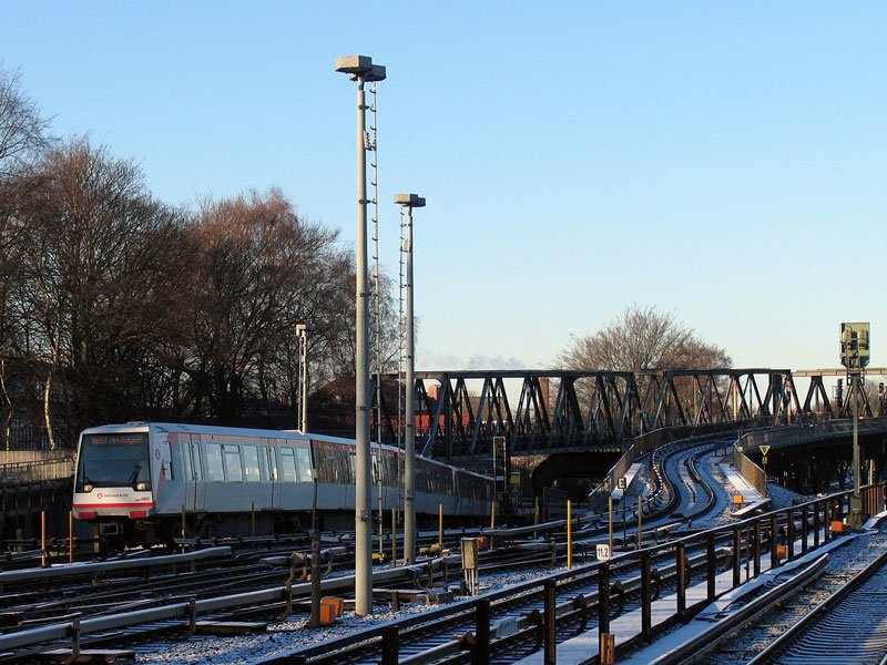 Ein Hochbahn-Triebzug DT4 bei Einfahrt in Hamburg-Barmbek, 02.01.2009
