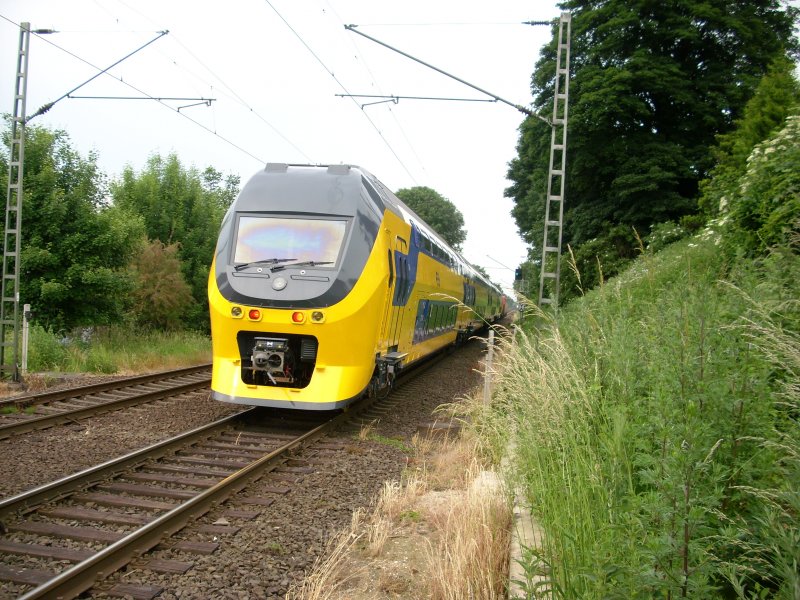 Ein Hollndischer Dosto zug gezogren von Dotra 140 paassiert Sggerath