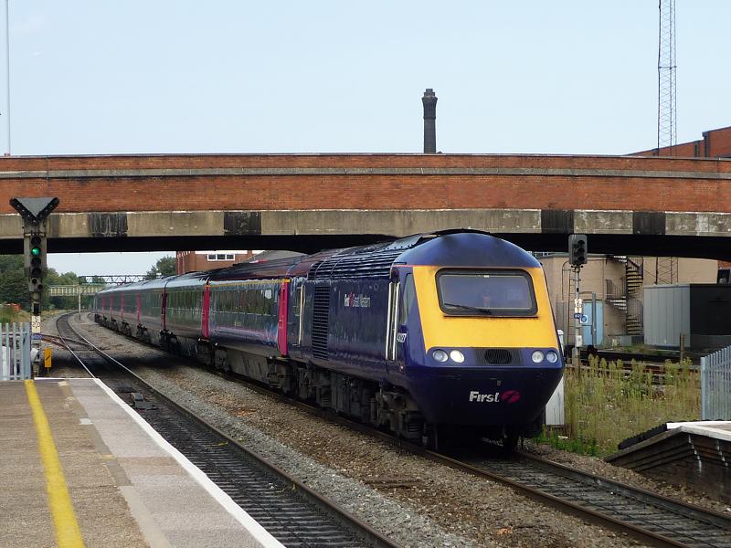 Ein HST der First Great Western durchfhrt Slough auf seinem Weg nach London Paddington. In Slough zweigt die Nebenstrecke nach Windsor and Eton Central von der Great Western Main Line ab. 2009-09-18.