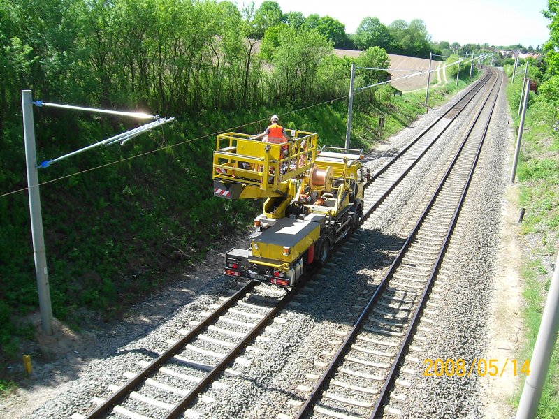 Ein Hubsteigerwagen bei der Arbeit. Aufgenommen von einer Bahnbr�cke bei Reinfeld. 14.05.08.