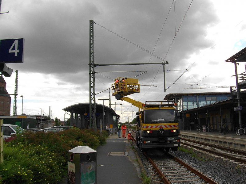 Ein Hubsteigerwagen bei Oberleitungsarbeiten im Bahnhof Bad Oldesloe im Oktober 2007. 