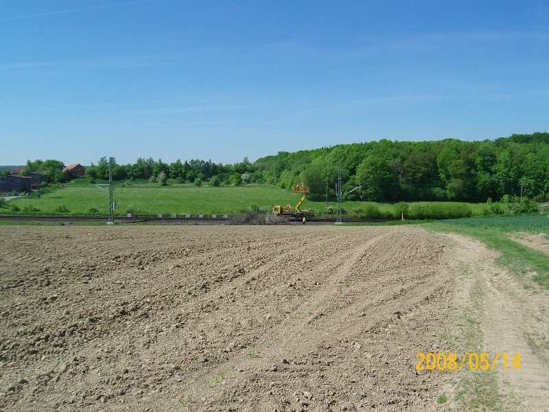 Ein Hubsteigerwagen bei der Oberleitungsmontage zwischen Reinfeld (Holst.) und L�beck Hbf am 14.05.08.
