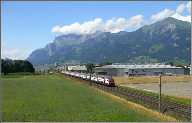 Ein IC 2000 Dosto hat soeben den Bahnhof Landquart verlassen Richtung Chur. Die Kulisse bilden der Vilan und der Falknis, der sich hinter einer Schnwetterwolke versteckt. (09.07.2008)