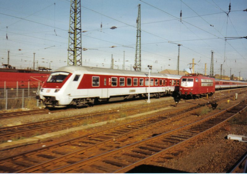 Ein IC bei der Einfahrt in Leipzig Hbf. Abwechslungsreicher als heute ging es am 28.10.97 in Leipzig zu.