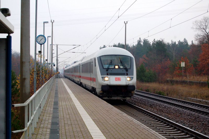Ein IC der von Berlin kommt durchf�hrt am 01.12.08 Burgkemnitz in Richtung Leipzig. Hinten schob eine verkehrsrote BR 120.