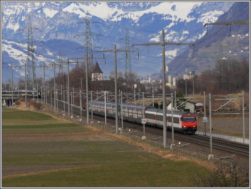 Ein IC DS mit einstckigem Zusatzpaket hat soeben den Rheintalexpress gekreuzt und fhrt Richtung Chur. Im Hintergrund ist das Schloss Sargans zu sehen. (26.12.2007)