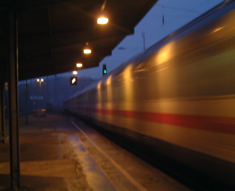 Ein IC durchfhrt abends den Bahnhof Kln-West aus Richtung Bonn. Zuglok war eine Br 101.