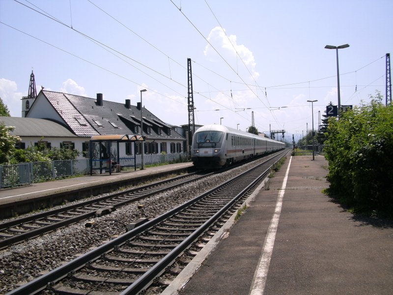 Ein IC durchfhrt den Bahnhof Denzlingen am 25.05.2009.
