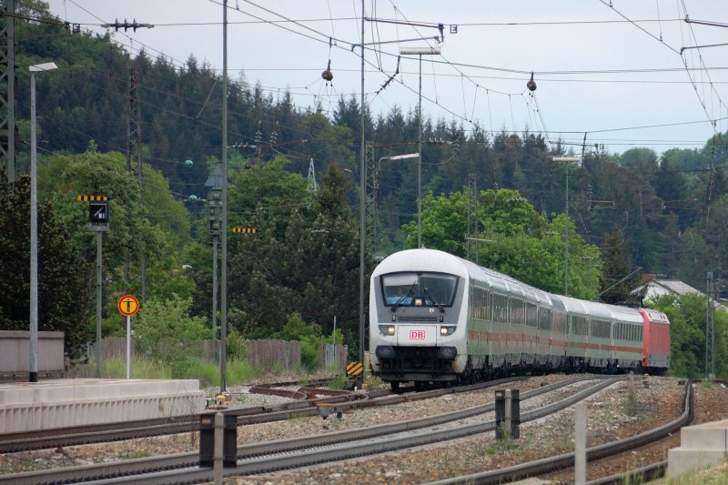Ein IC erreicht gleich den Scheitelpunkt zur Talfahrt in die Geislinger Steige. Das Gewicht des Zuges zieht die 101 einfach hinterher...