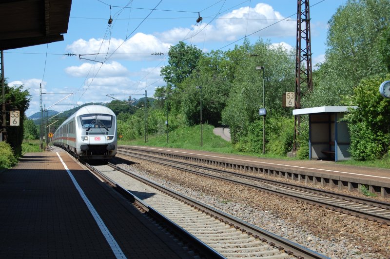 Ein IC fhrt am 29.5.2009 mit hoher Geschwindigkeit durch Gingen (Fils) in Richtung Ulm. Im Schub eine Lok der BR 101.