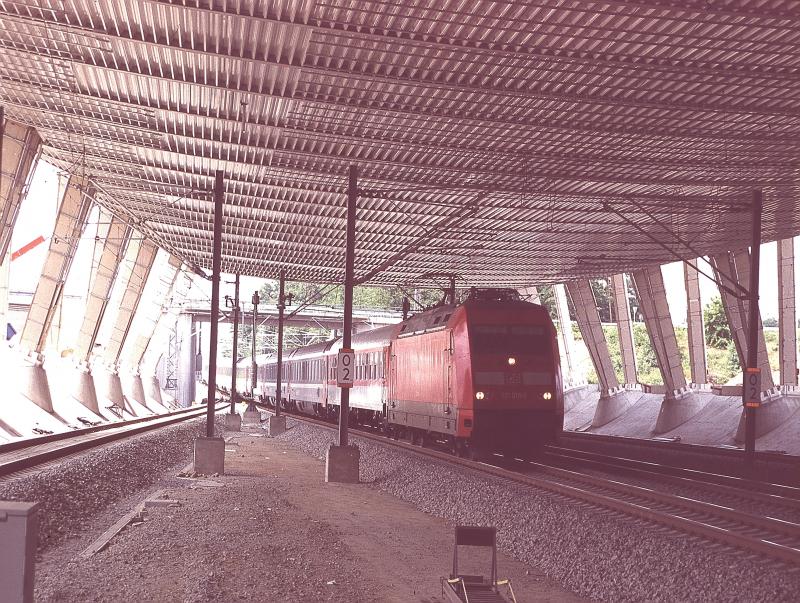 Ein IC fhrt in die futuristische Halle des Bahnhofes Frankfurt a.M. Flughafen ein.