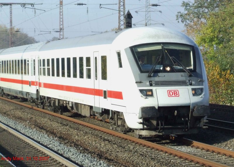 Ein IC fhrt in Richtung Essen Hbf am Hp Essen-Frohnhausen vorbei. (31.10.2007)