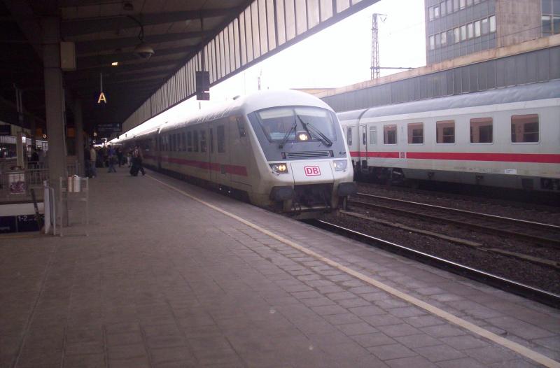 Ein IC von Frankfurt(Main) Hbf nach Stralsund in Essen Hbf am 28.03.2005.