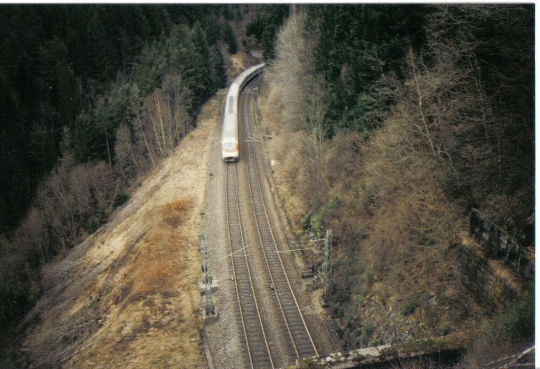 Ein IC hchst wahrscheinlich mit einer 101 als Schublok am Dreibahnenblick im Januar 1998.Damals fuhren noch ettliche IC´s und IR´s mehr.