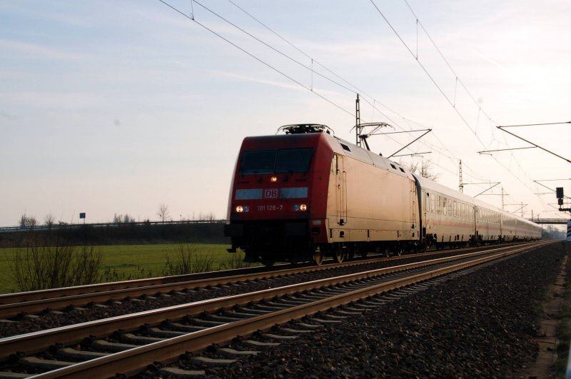 Ein IC mit 101 128 an der Spitze fhrt am 04.03.09 durch Grfenhainichen Richtung Wittenberg.