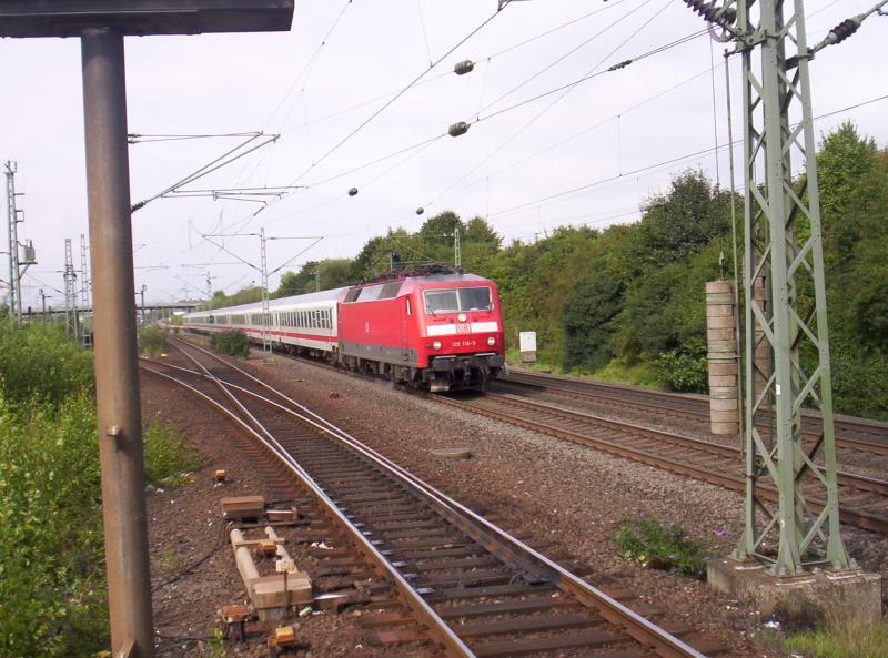 Ein IC mit einer 120 davor bei der durchfahrt von Dsseldorf-Unterrath. Sommer 2005