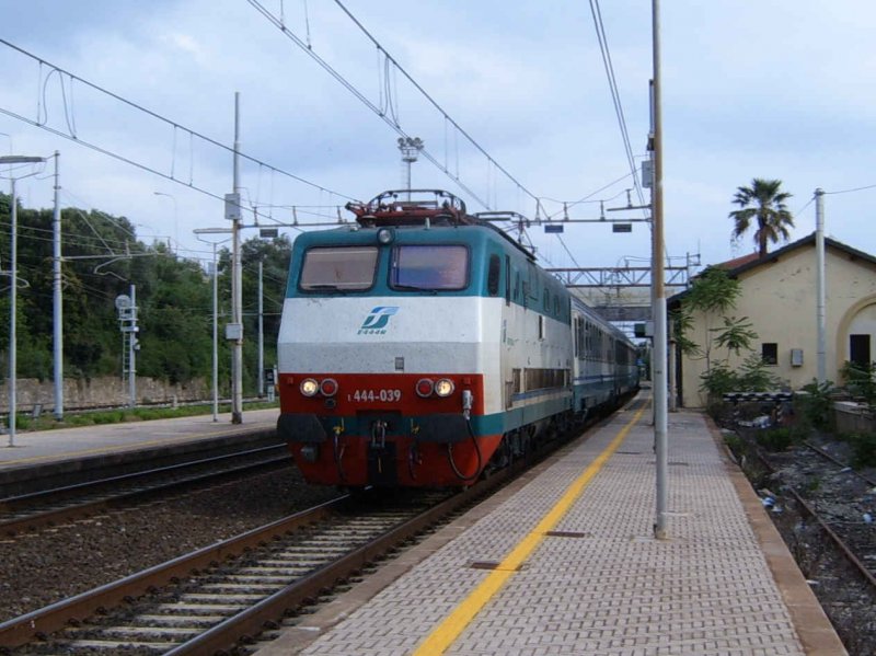 Ein IC mit E 444 bespannt rast mit circa 160km/h durch den Bahnhof San Vincenzo im Mai 2006.