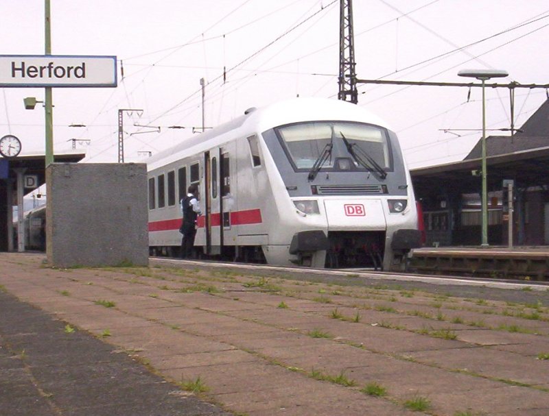 Ein IC nach HH-Altona steht kurz vor seiner Abfahrt aus dem Bahnhof Herford. Der Zugbegleiter wartet auf die letzten Sekunden vor der Abfahrtszeit. 11.04.2007