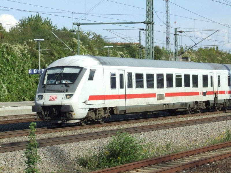 Ein IC rast mit ca. 200 Km/h durch den Bahnhof Vaihingen/ Enz (24.08.2007)