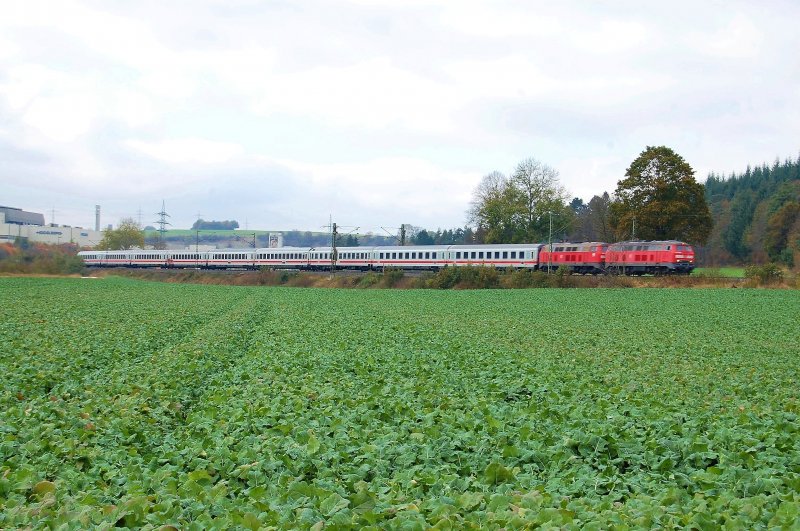 ein IC in Richtung Lindau wird am 19.10.09 mit rhrendem Sound von 2 218ern auf Geschwindigkeit gebracht, kurz vor Ulm