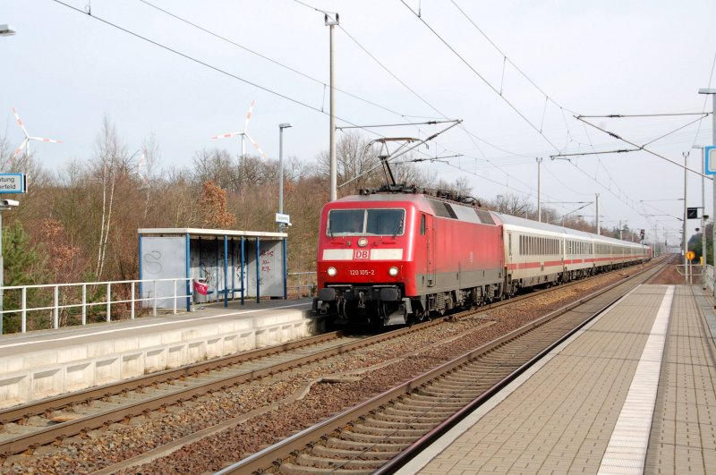Ein IC-sandwich mit 120 105 an der Spitze durchfhrt am 14.03.09 Burgkemnitz Richtung Leipzig.