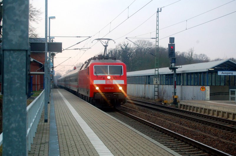 Ein  IC-Sandwich  mit 120 125 als Zug- und 120 150 als Schublok durchfhrt am 15.12.08 den Bahnhof Burgkemnitz. Gru an den Lokfhrer!!!