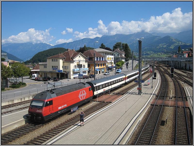 Ein IC der SBB verlt am Nachmittag des 23.07.2008 den Bahnhof von Spiez in Richtung Interlaken, geschoben von einer Re 460.