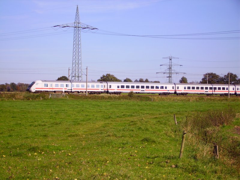 Ein IC schiebt sich nach Westerland (Sylt), aufgenommen kurz hinter Elmshorn am 13.10.07