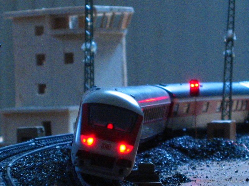 ein IC schmiegt sich  in die Kurve auf der Teststrecke