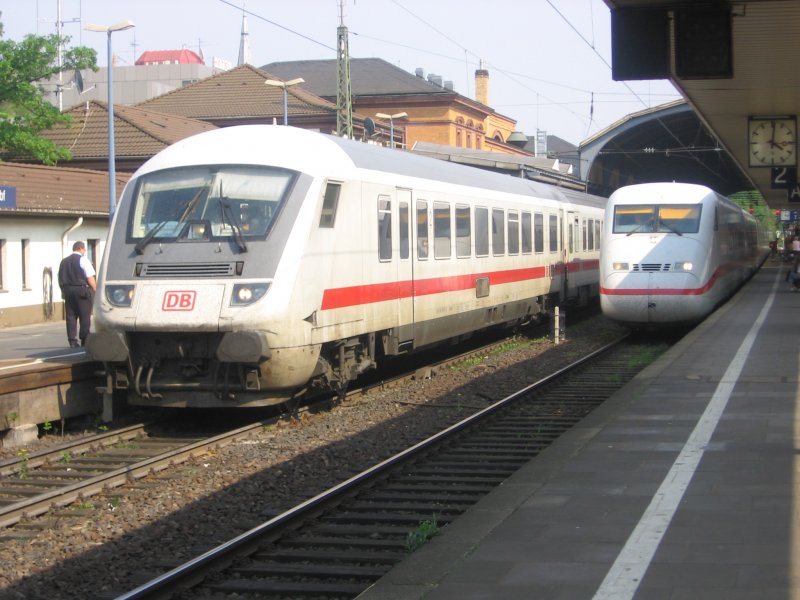 ein IC Steuerwagen und ein ICE 2 treffen sich im Bonner Hauptbahnhof. Aufgenommen am 18.08.05