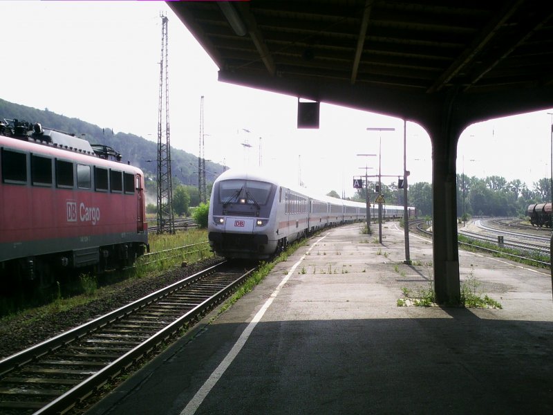 Ein IC-Steuerwagen (IC Karlsruhe-Stralsund) am 26.07.06 in Kreiensen. 101 036-2 schiebt den Zug, daneben wartet 140 528-1 auf neue Aufgaben.