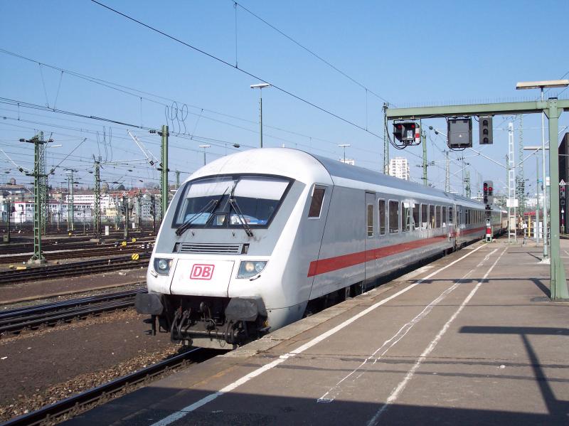 Ein IC-Steuerwagen kommt am 28.03.2004 in den Stuttgarter Hauptbahnhof, am Zugende hngt 101 052.