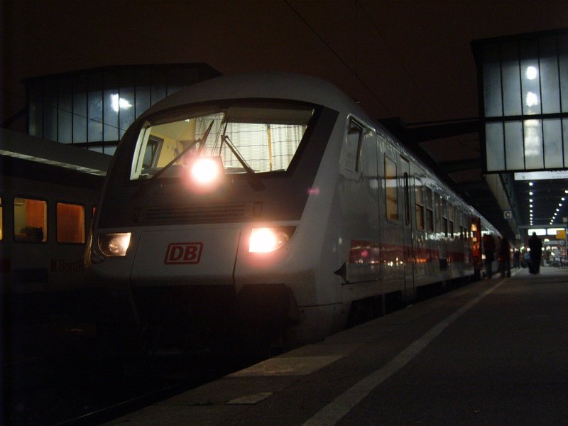 Ein IC Steuerwagen wartet am 12.12.2004 in Stuttgart Hbf auf seine Abfahrt.