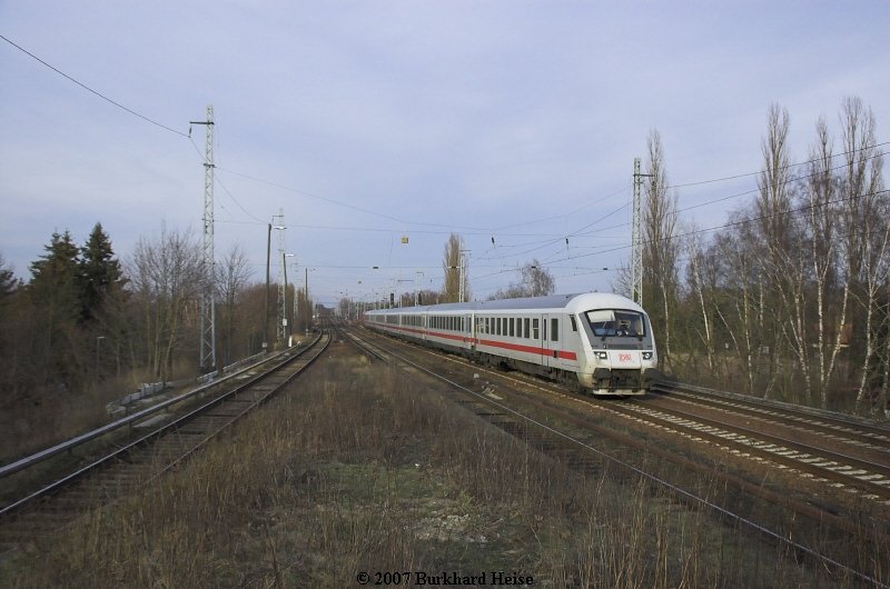 Ein IC von Stralsund Richtung Berlin durchfhrtBerlinKarow am 17.2.2007. Lok war 101 114.