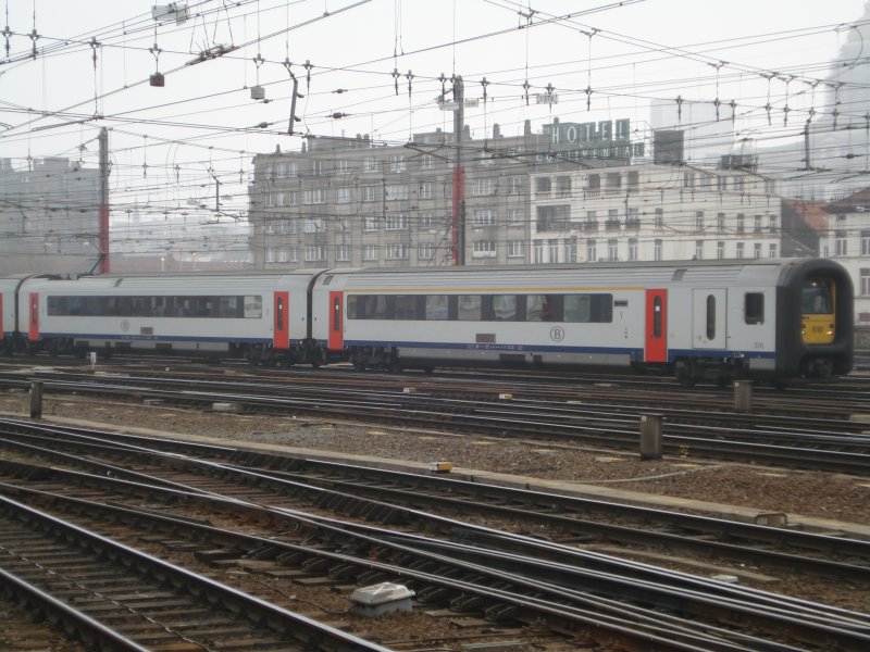 Ein IC-Triebzug der Baureihe 96 (96 510) fhrt am 04.04.09 in Bruxelles Midi ein.