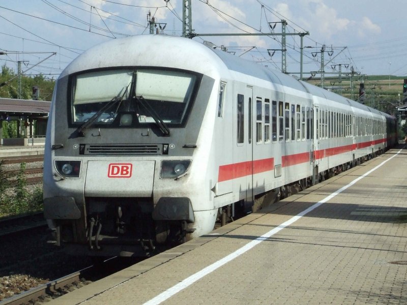 Ein IC verlsst den Bahnhof Vaihingen (Enz) nach einem kurzen Halt am 24.08.2007